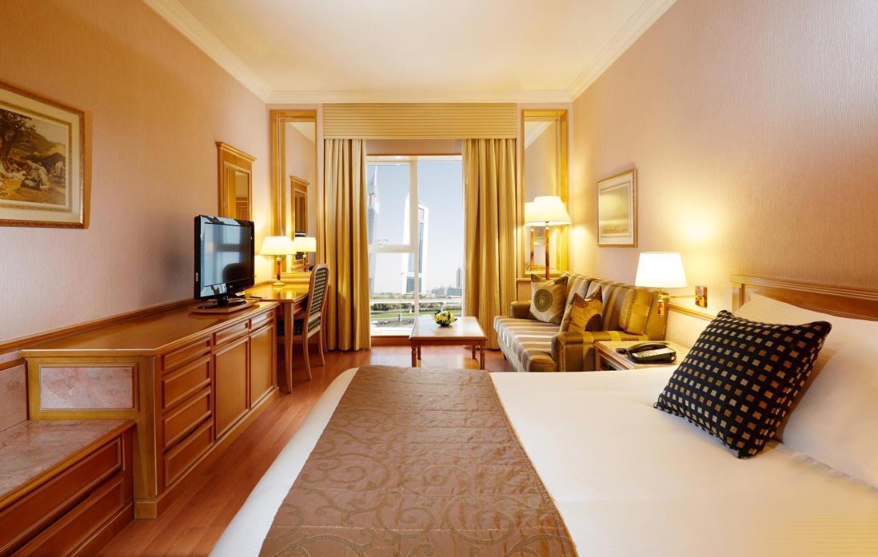 Junior Suite mit Blick auf die Sheikh Zayed Road