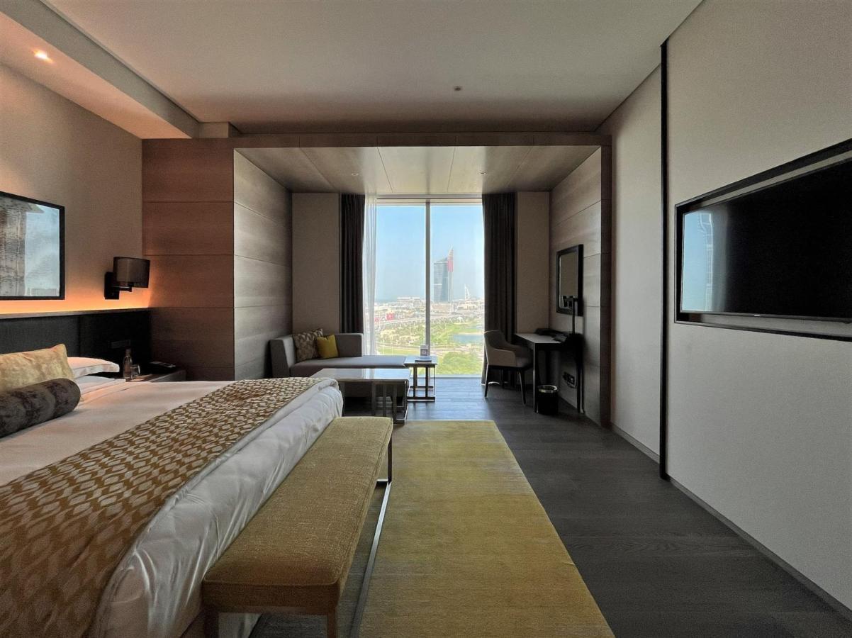 Quarto Superior com Cama King-size e Vista do Campo de Golfe