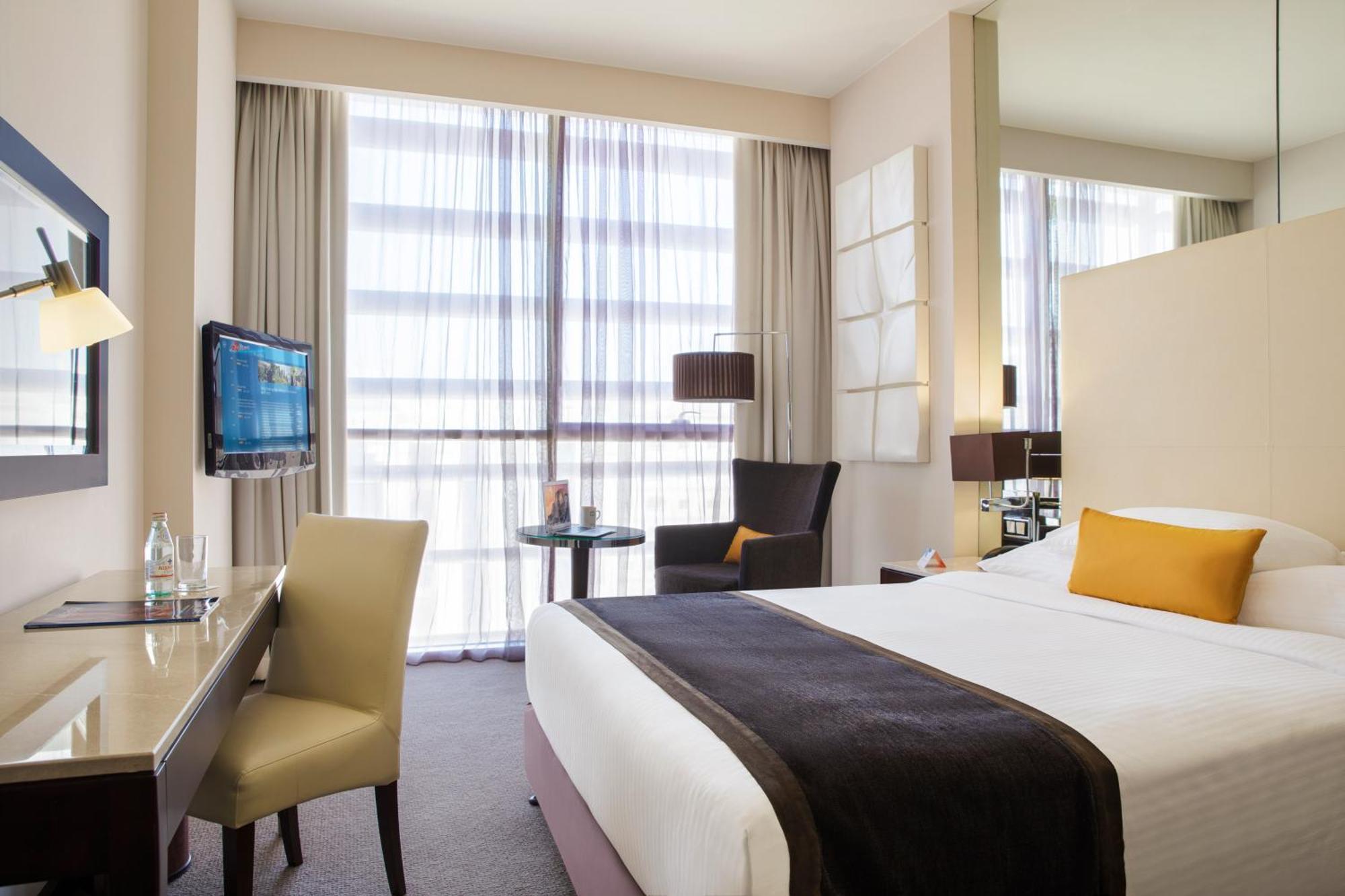 One Bedroom Suite Queen Bed,937952209:JPEG