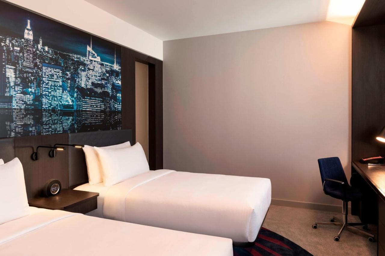 Aloft Room Guest room Twin or Single Beds City view
