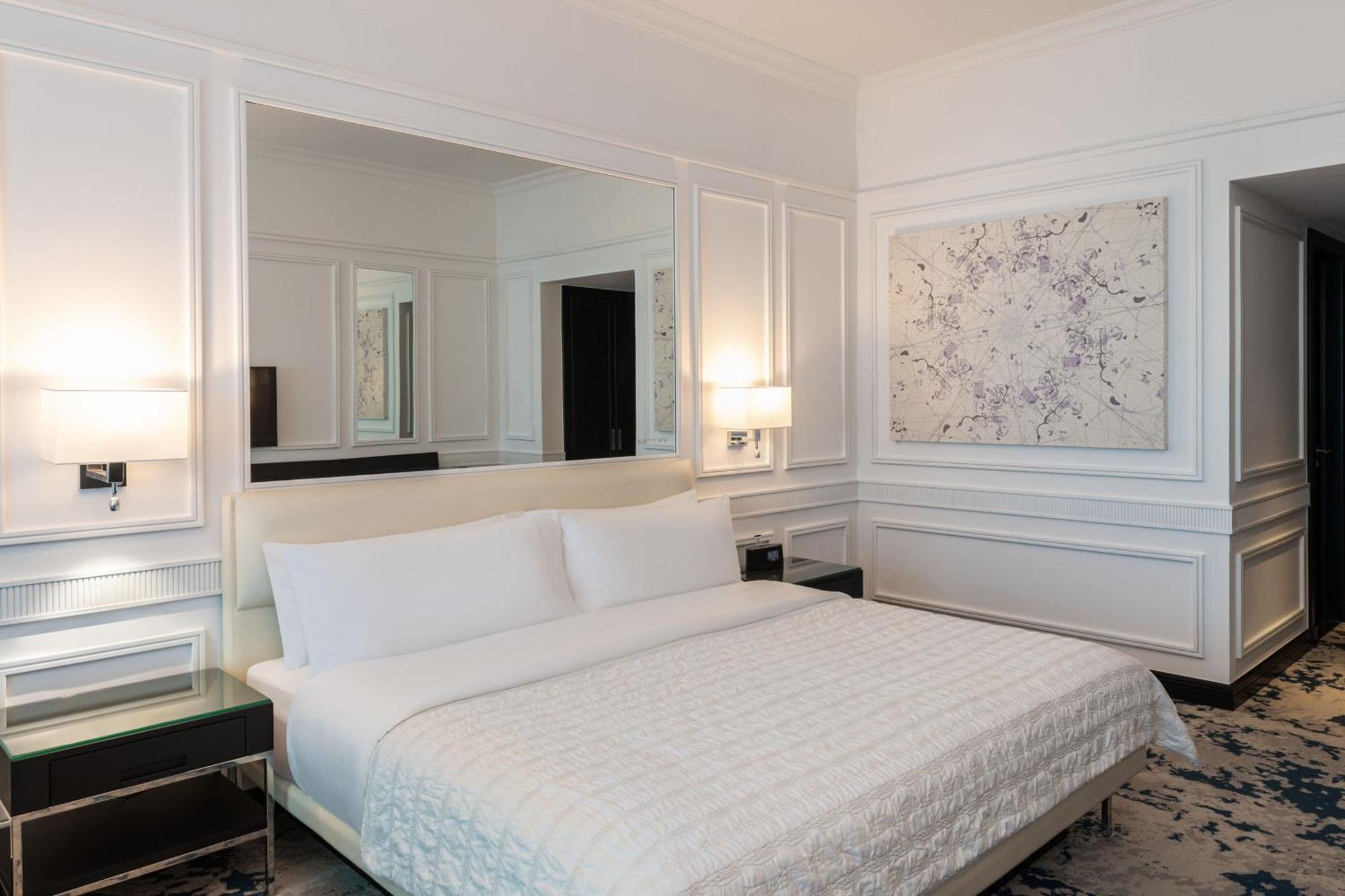 Deluxe Suite Sea View Club lounge access 1 King Balcony,1542258577:JPEG
