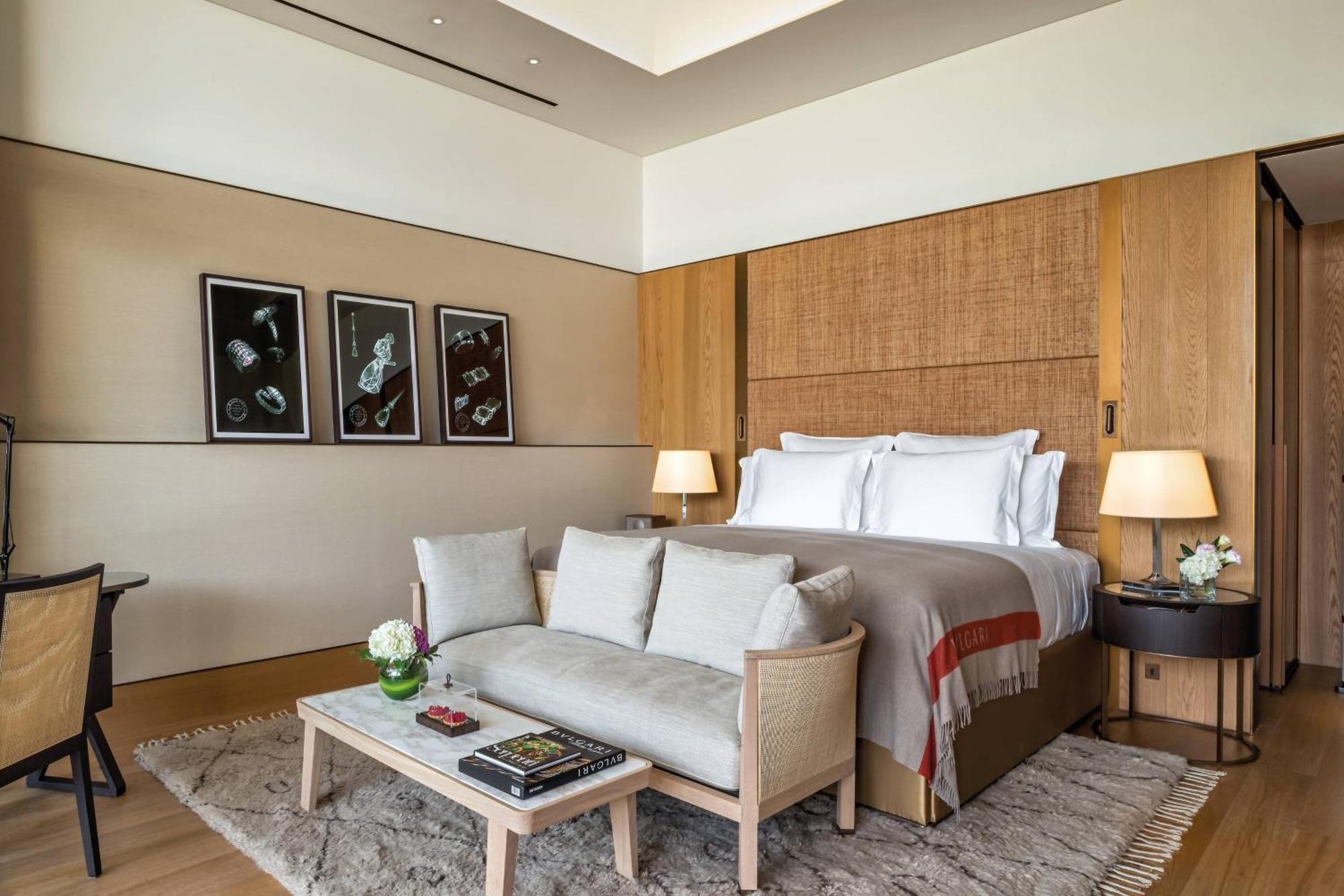 Habitación Superior con cama extragrande y balcón