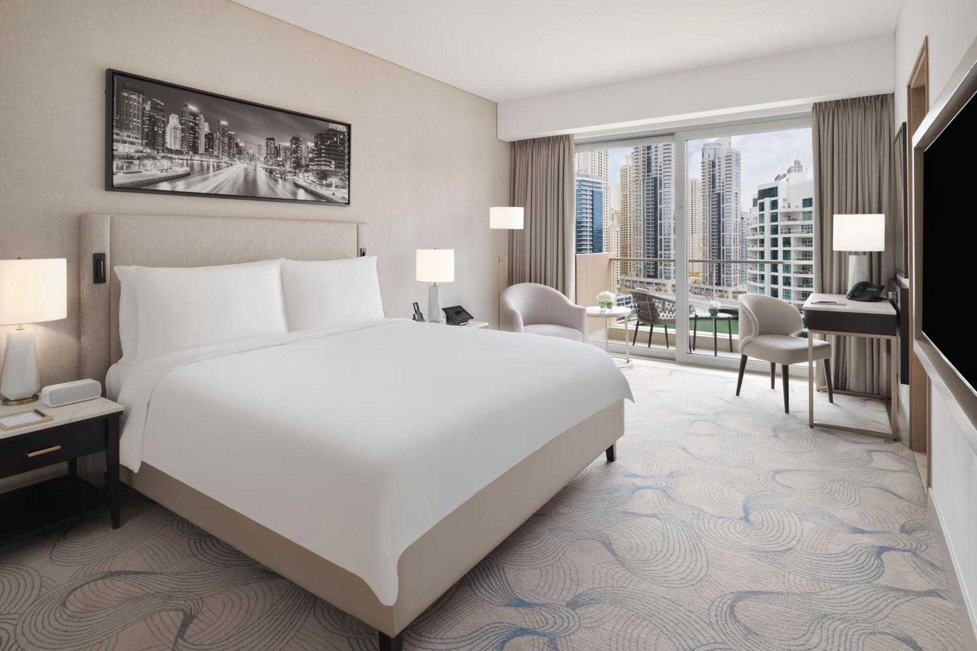 Deluxe City View Room King Bed Including direct access to Dubai Marina Mall & Marina Walk