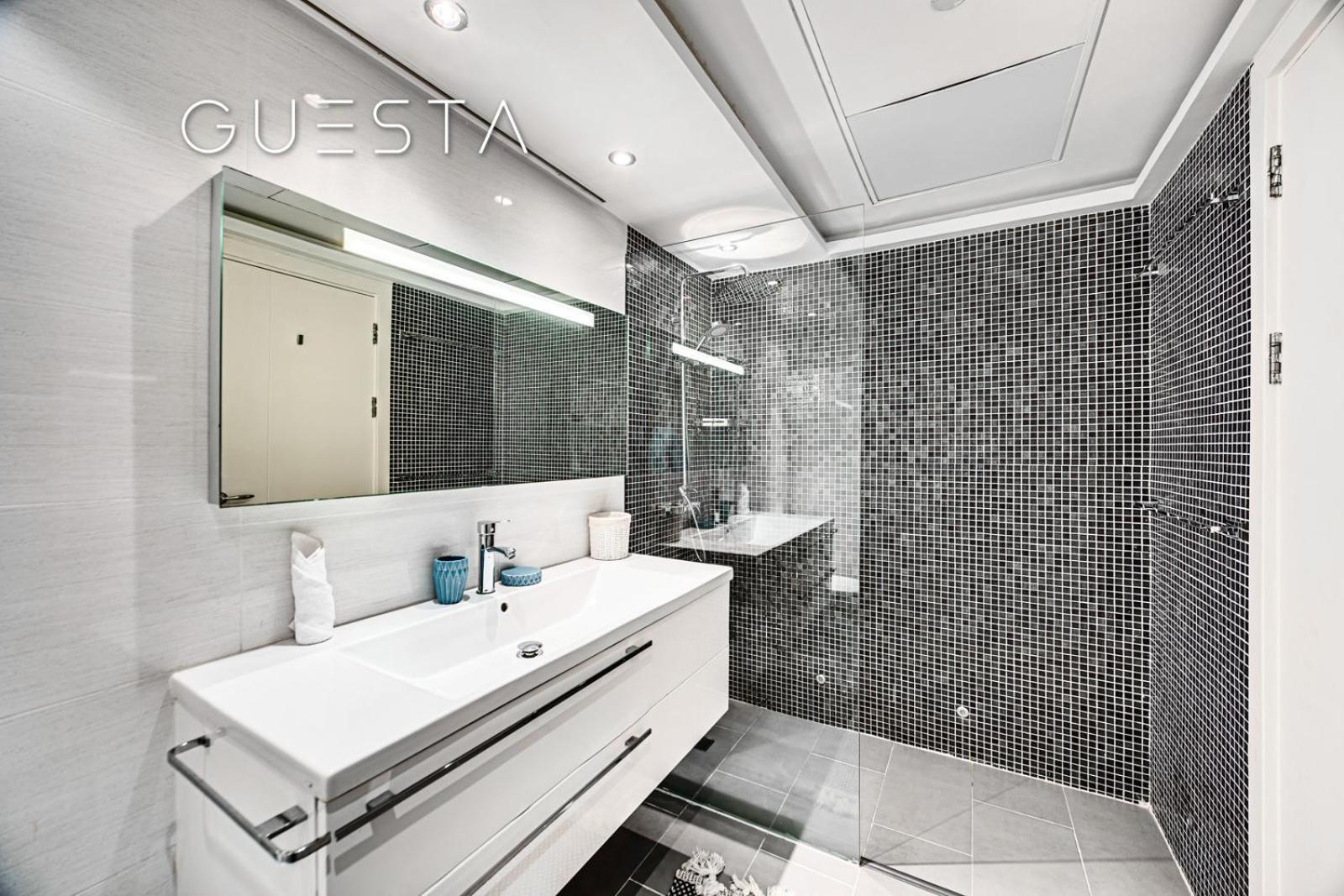 One-Bedroom Apartment with Lake View,1608338521:JPEG