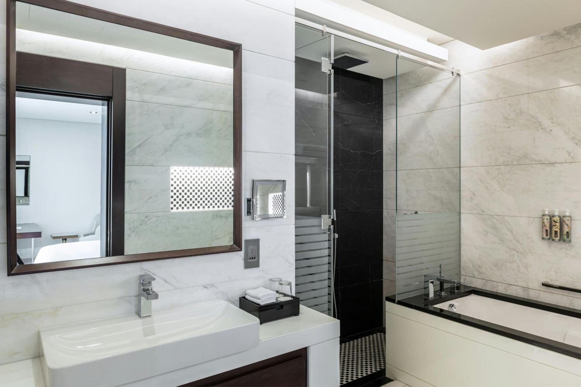 Superior King Room with Canal and Bay View (Complimentary Shuttle to Dubai Mall, Business Bay Metro Station & Kite Beach),1643201027:JPEG