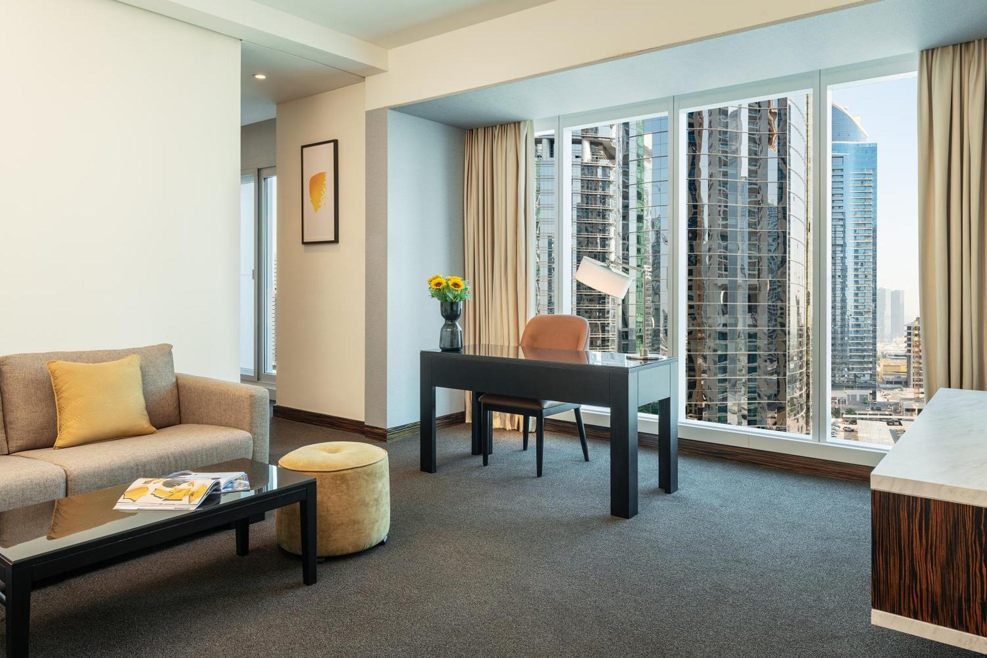 Suite mit Kingsize-Bett – Beinhaltet täglichen Zugang zum Riva Beach Club mit kostenlosem Shuttle-Service