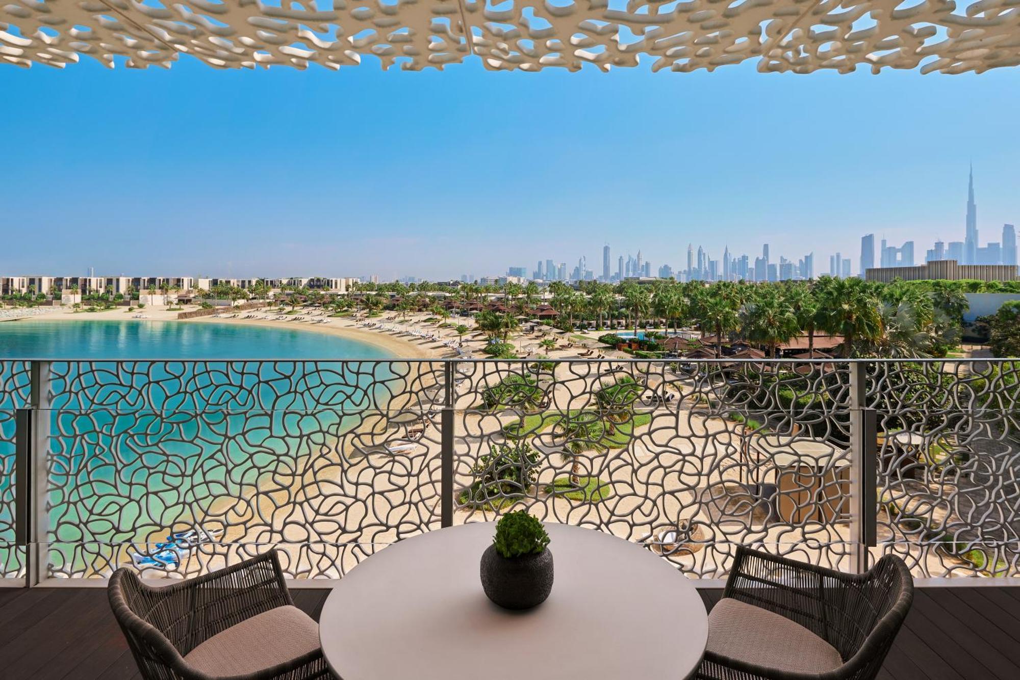 Habitación Deluxe con 2 camas grandes, balcón y vistas a la playa