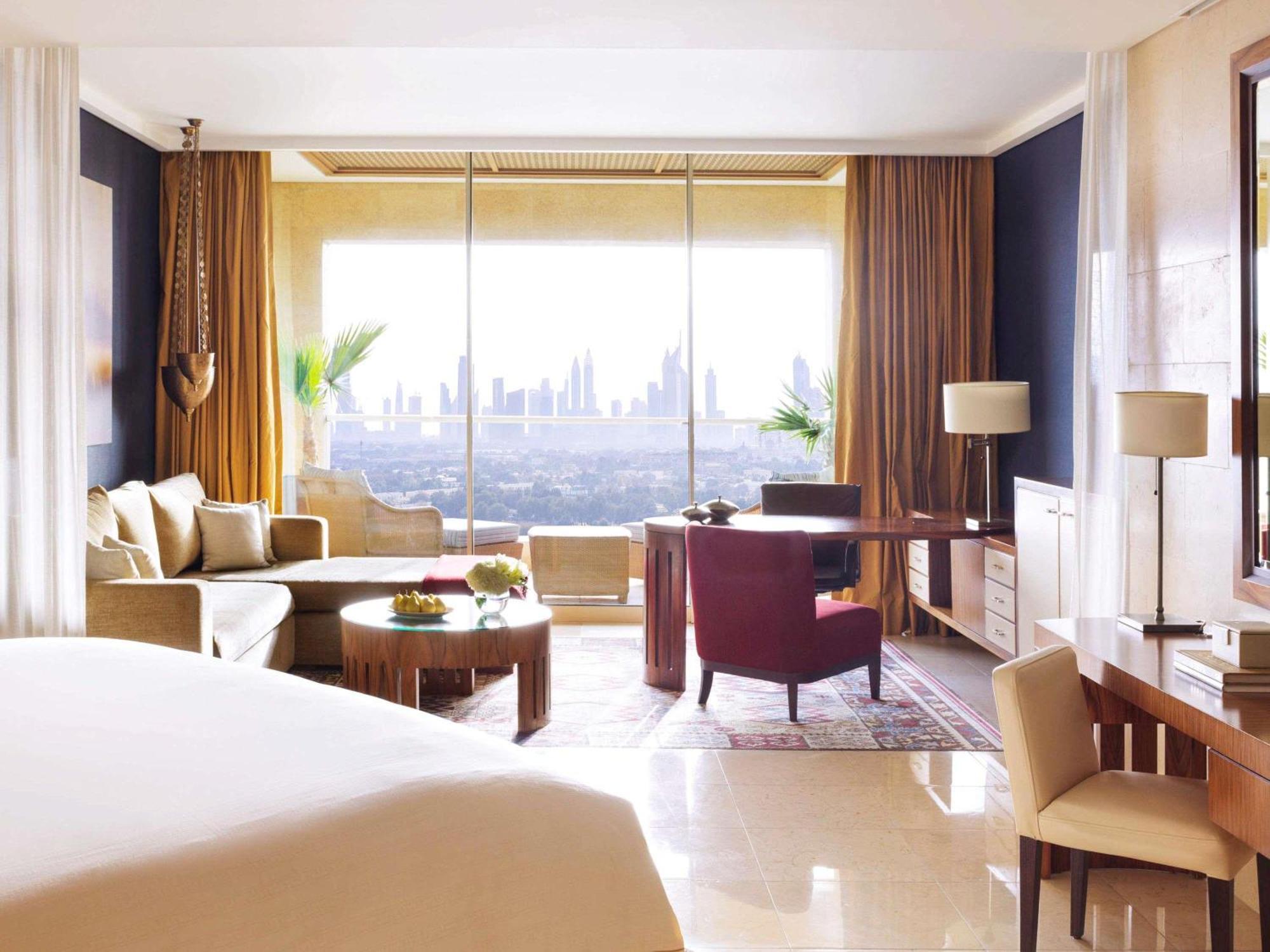 Camera Raffles Club con Terrazza e Accesso Club Lounge - Include Colazione Giornaliera, Drink e Tartine Serali