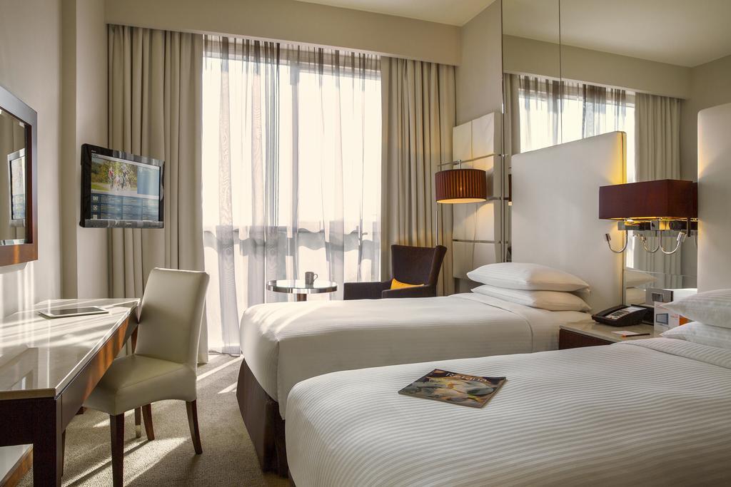 Family Connecting Rooms Queen Bed Twin Beds,686871504:JPEG