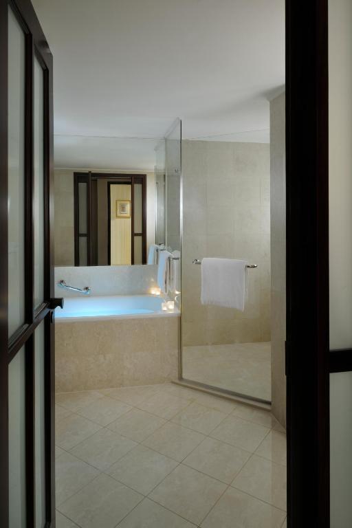 Executive Suite,127988232:JPEG
