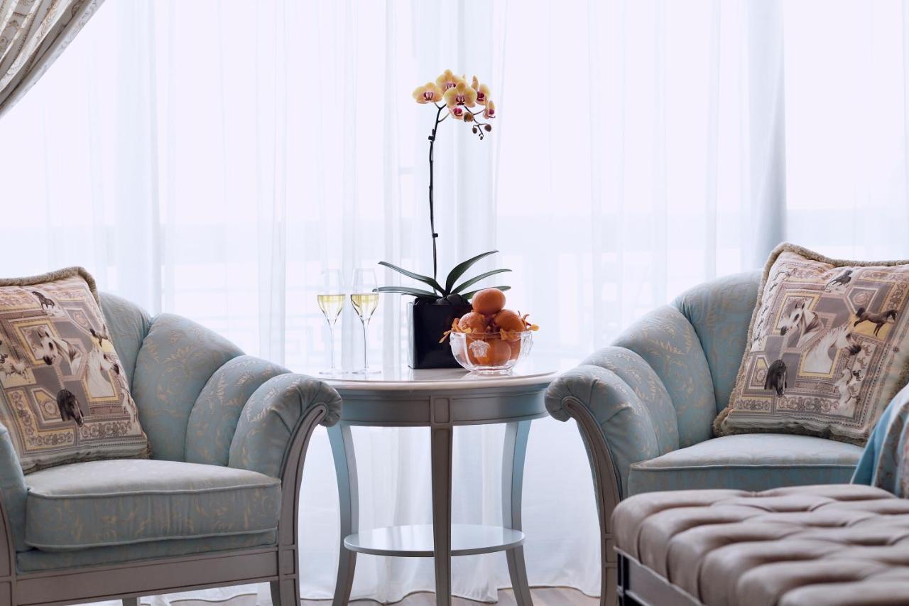 Premier Versace Room Creek View Guaranteed Upgrade to next room type 4pm Late Check-out subj to availability F&B excl Q's Brunch room dining Book one SPA treatment 1 applicable stays until 25 May 2026,522561447:JPEG