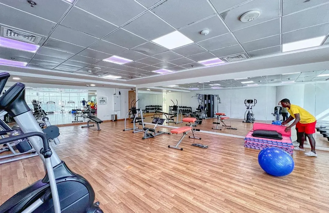 Enticing Space With Marina View Near The Beach!-1