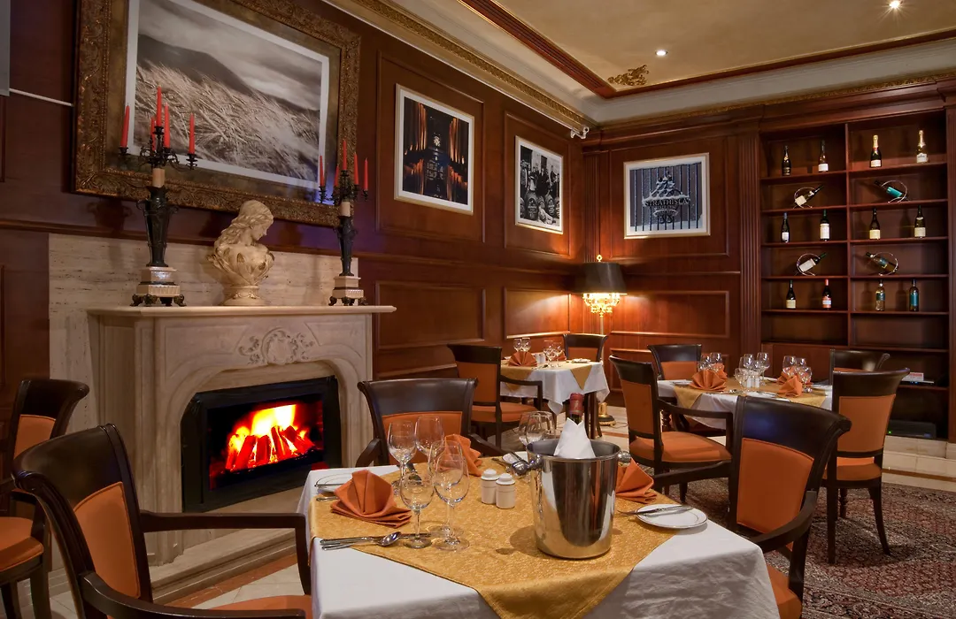 Royal Ascot Hotel-1