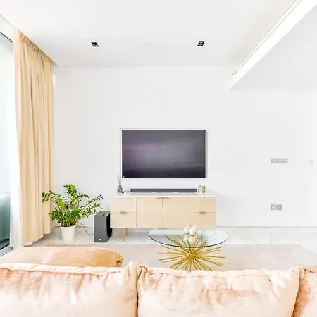 Luxury 2 Bedroom Beachfront Apt W Stunning Sea View-3