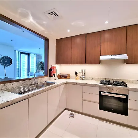 Luxurious Downtown Apt With Balcony & View-3