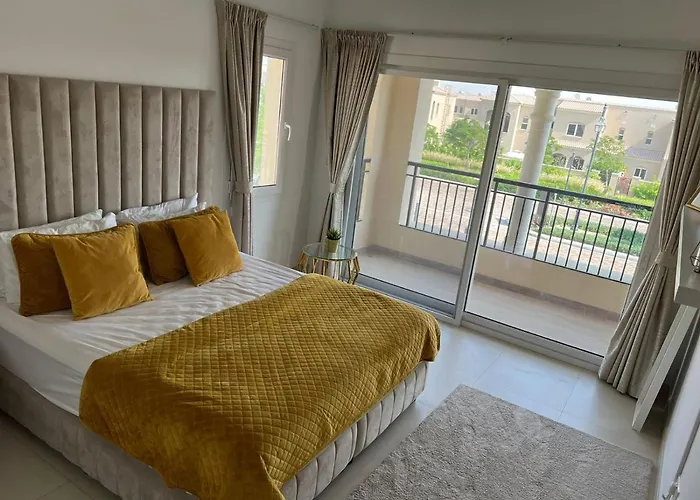 Beautiful Fully Furnished 3 Bed + Maids Room Villa Dubai privado
