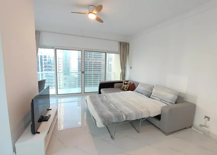 One Bedroom Apartment With Pool & Gym Near Marina Dubaï